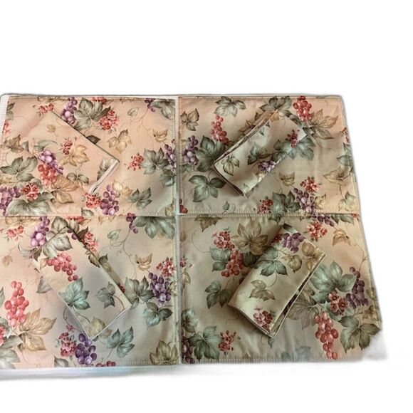 Vntg Beige Grapes & Floral Pattern 4 Placemats & Napkins Traditional Style* - Picture 2 of 6